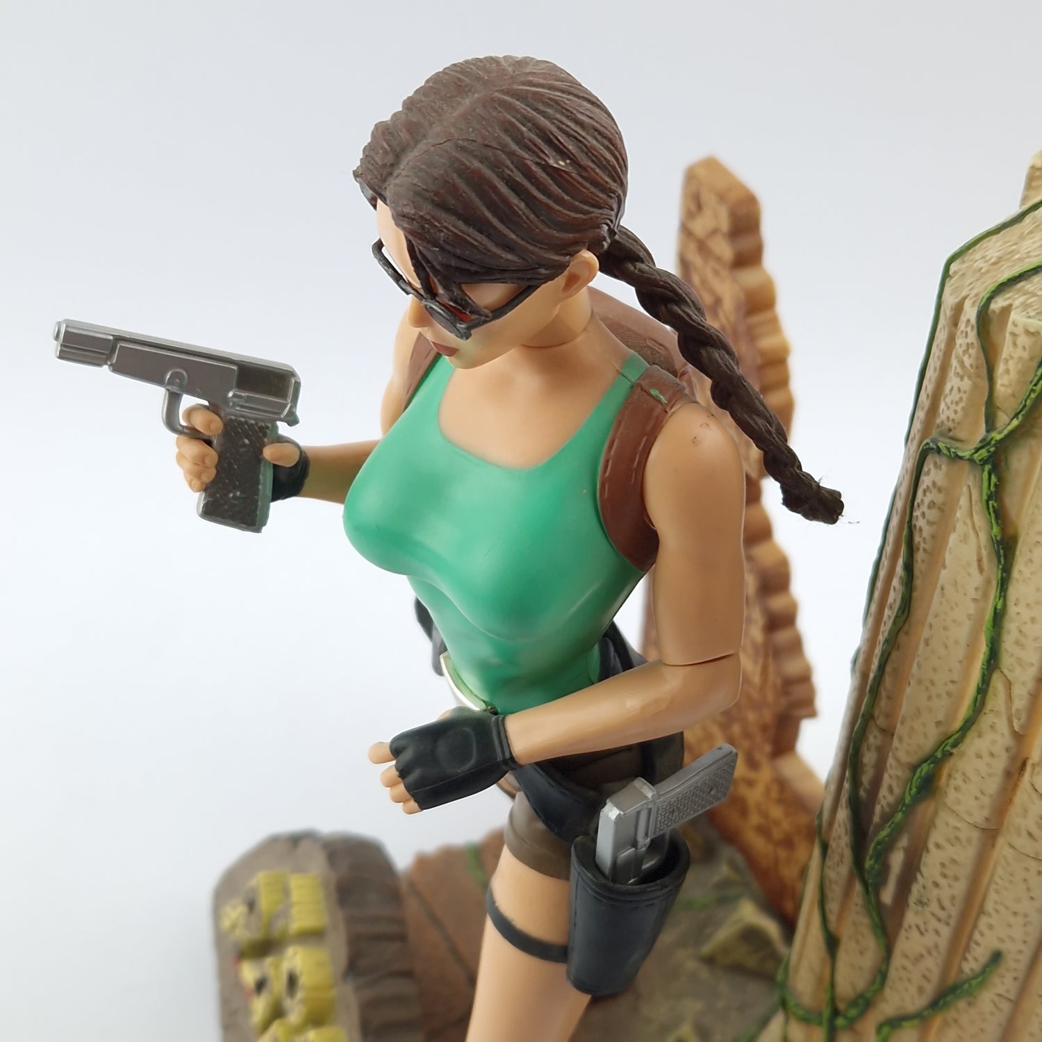 Tomb Raider in Jungle Outfit Figure / Action Figure Playmates - Lara Croft Diorama