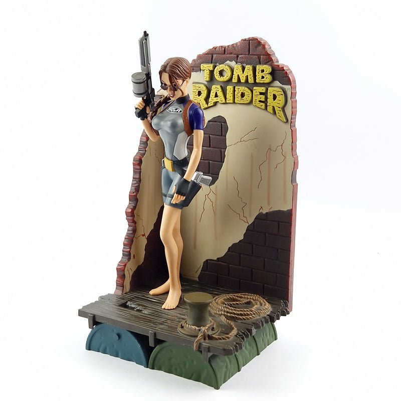 Tomb Raider in Wet Suit Outfit Figure Action Figure Playmates - Lara Croft Diorama