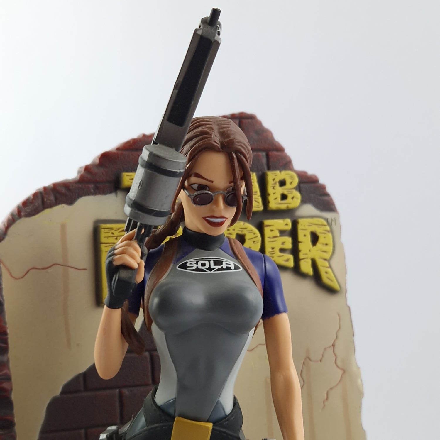 Tomb Raider in Wet Suit Outfit Figure Action Figure Playmates - Lara Croft Diorama