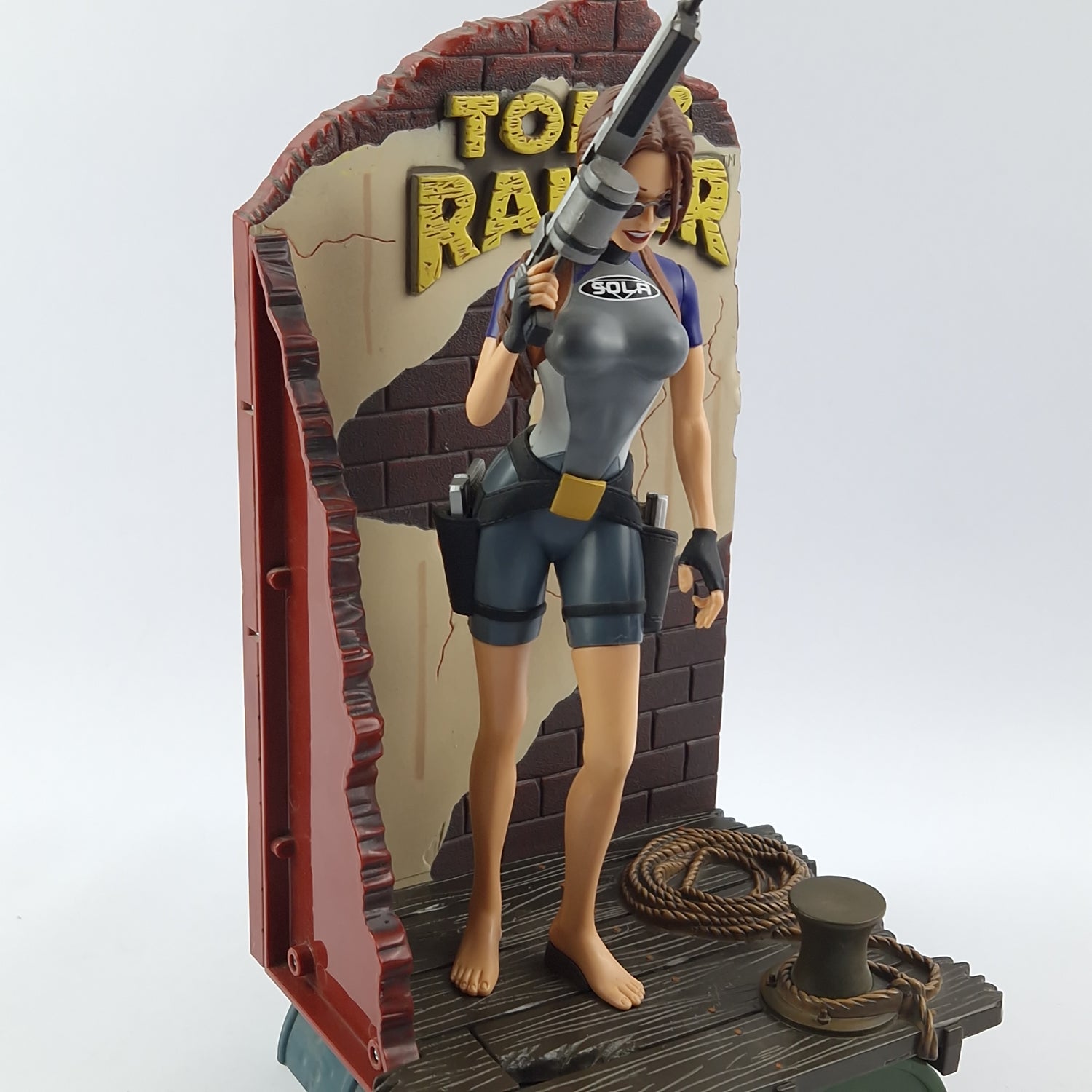 Tomb Raider in Wet Suit Outfit Figure Action Figure Playmates - Lara Croft Diorama