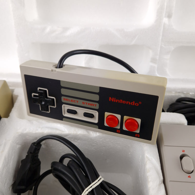 Nintendo NES Konsole : Super Set 4 Players Bundle OVP PAL Console unvollständig